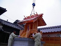 現場にてクレーンで据付